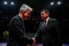 Uścisk dłoni. Marszałek Łukasz Smółka gratuluje odznaczonej osobie 