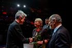 Kwiaty i serdeczne życzenia na scenie Opery Krakowskiej. Iwona Gibas z zarządu województwa oraz przewodniczący prof. Jan Tadeusz Duda składają serdeczne gratulacje pracownikom Opery Krakowskiej