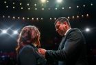 Marszałek Łukasz Smółka przypina odznaczenie wyróżnionej członkini zespołu Opery Krakowskiej