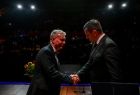 Marszałek Łukasz Smółka składający gratulacje wyróżnionym przedstawicielom zespołu i środowiska artystycznego Opery Krakowskiej