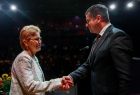 Marszałek Łukasz Smółka składający na scenie Opery Krakowskiej gratulacje pracownikom i osobom związanym z obchodzącą jubileusz 70-lecia instytucją 