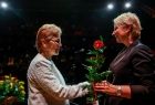 Iwona Gibas z zarządu województwa wręczająca różę