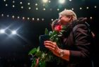 Iwona Gibas z zarządu województwa obejmująca serdecznie artystkę Opery Krakowskiej