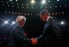 Uścisk dłoni. Marszałek Łukasz Smółka składający gratulacje pracownikom Opery Krakowskiej