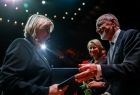 Przewodniczący Sejmiku Województwa prof. Jan Tadeusz Duda oraz Iwona Gibas z zarządu województwa składający życzenia i gratulacje