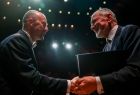 Przewodniczący Sejmiku Województwa Małopolskiego prof. Jan Tadeusz Duda składa gratulacje prof. Piotrowi Sułkowskiemu, dyrektorowi Opery Krakowskiej