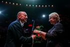 Iwona Gibas z Zarządu Województwa Małopolskiego składa gratulacje prof. Piotrowi Sułkowskiemu, dyrektorowi Opery Krakowskiej