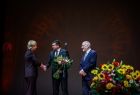 Marszałek Województwa Małopolskiego Łukasz Smółka składający wraz przewodniczącym Sejmiku Województwa profesorem Janem Tadeuszem Dudą gratulacje dla Iwony Gibas, członka zarządu województwa nadzorującego departament kultury