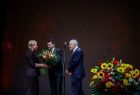 Marszałek Województwa Małopolskiego Łukasz Smółka składający wraz przewodniczącym Sejmiku Województwa profesorem Janem Tadeuszem Dudą gratulacje dla Iwony Gibas, członka zarządu województwa nadzorującego departament kultury