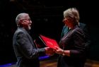 Iwona Gibas z Zarządu Województwa Małopolskiego wręczająca pamiątkowy dyplom i kwiaty