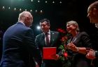 Marszałek Łukasz Smółka oraz Iwona Gibas z zarządu województwa podczas składania gratulacji, wręczania dyplomów i kwiatów osobom związanym ze środowiskiem Opery Krakowskiej