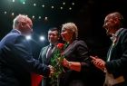 Marszałek Łukasz Smółka oraz Iwona Gibas z zarządu województwa podczas składania gratulacji, wręczania dyplomów i kwiatów osobom związanym ze środowiskiem Opery Krakowskiej