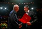 Składający gratulacje Marszałek Województwa Małopolskiego Łukasz Smółka 