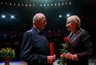 Składająca gratulacje i życzenia Iwona Gibas z Zarządu Województwa Małopolskiego