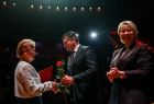 Iwona Gibas z zarządu województwa oraz wręczający różę członkini zespołu Opery Krakowskiej Marszałek Województwa Małopolskiego Łukasz Smółka 