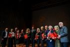 Wspólne pamiątkowe zdjęcie z okazji jubileuszu 70-lecia na scenie Opery Krakowskiej