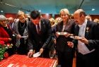 Marszałek Łukasz Smółka, Iwona Gibas z zarządu województwa oraz dyrektor Opery Krakowskiej Piotr Sułkowski stojący przy okolicznościowym torcie przygotowanym z okazji jubileuszowego spotkania