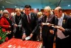 Marszałek Łukasz Smółka podczas krojenia kawałków tortu przygotowanego z okazji jubileuszu Opery Krakowskiej 