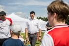 Wicemarszałek Łukasz Smółka wśród dzieci.