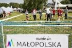 Wicemarszałek Łukasz Smółka grający w hokeja na trawie.