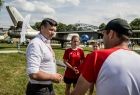 Wicemarszałek Łukasz Smółka w rozmowie z ludźmi w biało-czerwonych koszulkach.