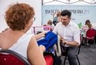 Wicemarszałek Łukasz Smółka i krawcowa przy stanowisku.