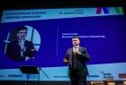 marszałek Łukasz Smółka na scenie 