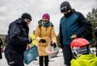 Marta Malec-Lech z zarządu województwa z malutkim narciarzem w kolorowym kasku i dwójką dorosłych osób.