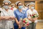 pielęgniarki w maseczkach i z kwiatami w rękach 