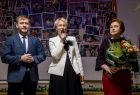 Członek zarządu Iwona Gibas oraz radni województwa Lidia Gądek i Mirosław Dróżdż wręczają Nagrodę Samorządu Województwa Małopolskiego Brązowy Medal Polonia Minor