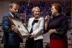 Iwona Gibas z zarządu województwa oraz radni Lidia Gądek i Mirosław Dróżdż przekazują Nagrodę Samorządu Województwa Małopolskiego Brązowy Medal Polonia Minor