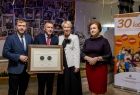 Iwona Gibas z zarządu województwa, radni Lidia Gądek i Mirosław Dróżdż oraz Stanisław Ryłko, przewodniczący Zarządu PSONI w Miechowie prezentują wspólnie Nagrodę Samorządu Województwa Małopolskiego Brązowy Medal Polonia Minor