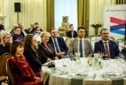 Zasiadający przy stołach uczestnicy wydarzenia w Filharmonii Krakowskiej