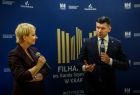 Marszałek Łukasz Smółka oraz członek zarządu województwa Iwona Gibas zwracający się do uczestników uroczystego spotkania