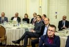 Zasiadający przy stołach uczestnicy uroczystego wydarzenia w Filharmonii Krakowskiej