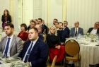 Zasiadający przy stołach uczestnicy uroczystego wydarzenia w Filharmonii Krakowskiej