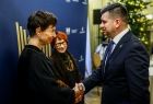 Marszałek Łukasz Smółka składający gratulacje zasłużonym pracownikom instytucji kultury