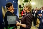 Iwona Gibas z zarządu województwa składająca gratulacje zasłużonym pracownikom małopolskich instytucji kultury 