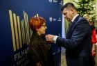 Marszałek Łukasz Smółka przypinający odznaczenia i składający gratulacje zasłużonym pracownikom instytucji kultury