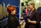Iwona Gibas składająca życzenia i gratulacje zasłużonym pracownikom instytucji kultury