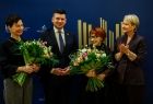 Pamiątkowe zdjęcie. Marszałek Łukasz Smółka, członek zarządu województwa Iwona Gibas oraz dwie uhonorowane podczas uroczystości panie trzymające bukiety kwiatów