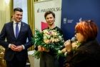 Marszałek Łukasz Smółka słuchający wystąpienia jednej z wyróżnionych osób