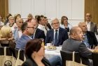 Wicemarszałek Józef Gawron przy stole.