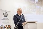 Wicemarszałek Józef Gawron przy mikrofonie.