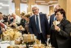 Wicemarszałek Józef Gawron przy stole z produktami lokalnymi.