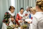 Gospodynie w regionalnych strojach przy samowarze z zupą.