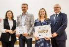 Wicemarszałek Józef Gawron oraz troje osób z certyfikatem i bonem w dłoniach.