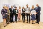 Wicemarszałek Józef Gawron z grupą osób.
