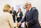 Wicemarszałek Józef Gawron gratuluje kobiecie. 
