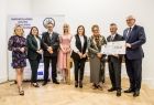 Wicemarszałek Józef Gawron i grupa wyróżnionych osób.